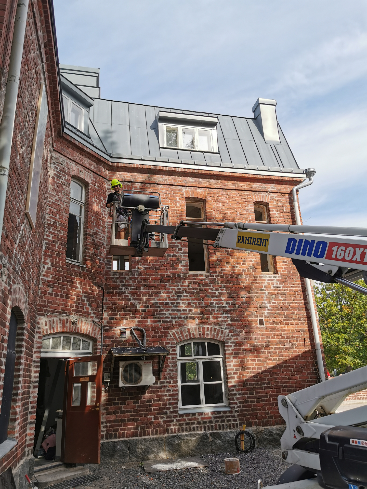 Ikkunakarmien maalaus